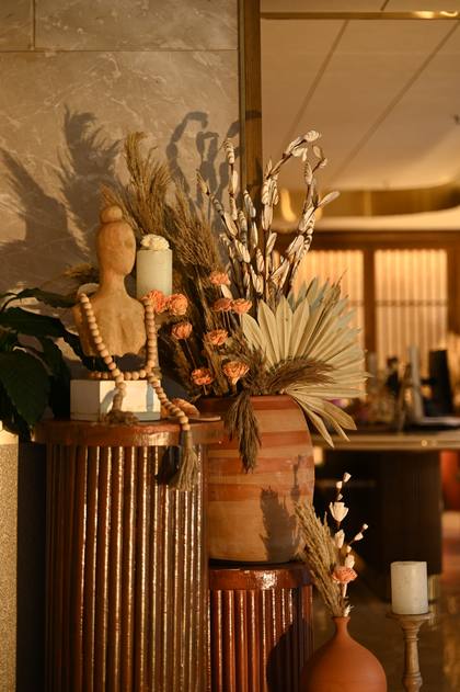Floral detail and Lounge — Arrival / Lobby decor — JW Marriott